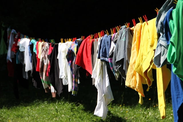 Een wasdroger met warmtepomp werkt door lucht te recyclen die al is gebruikt om kleding te drogen.